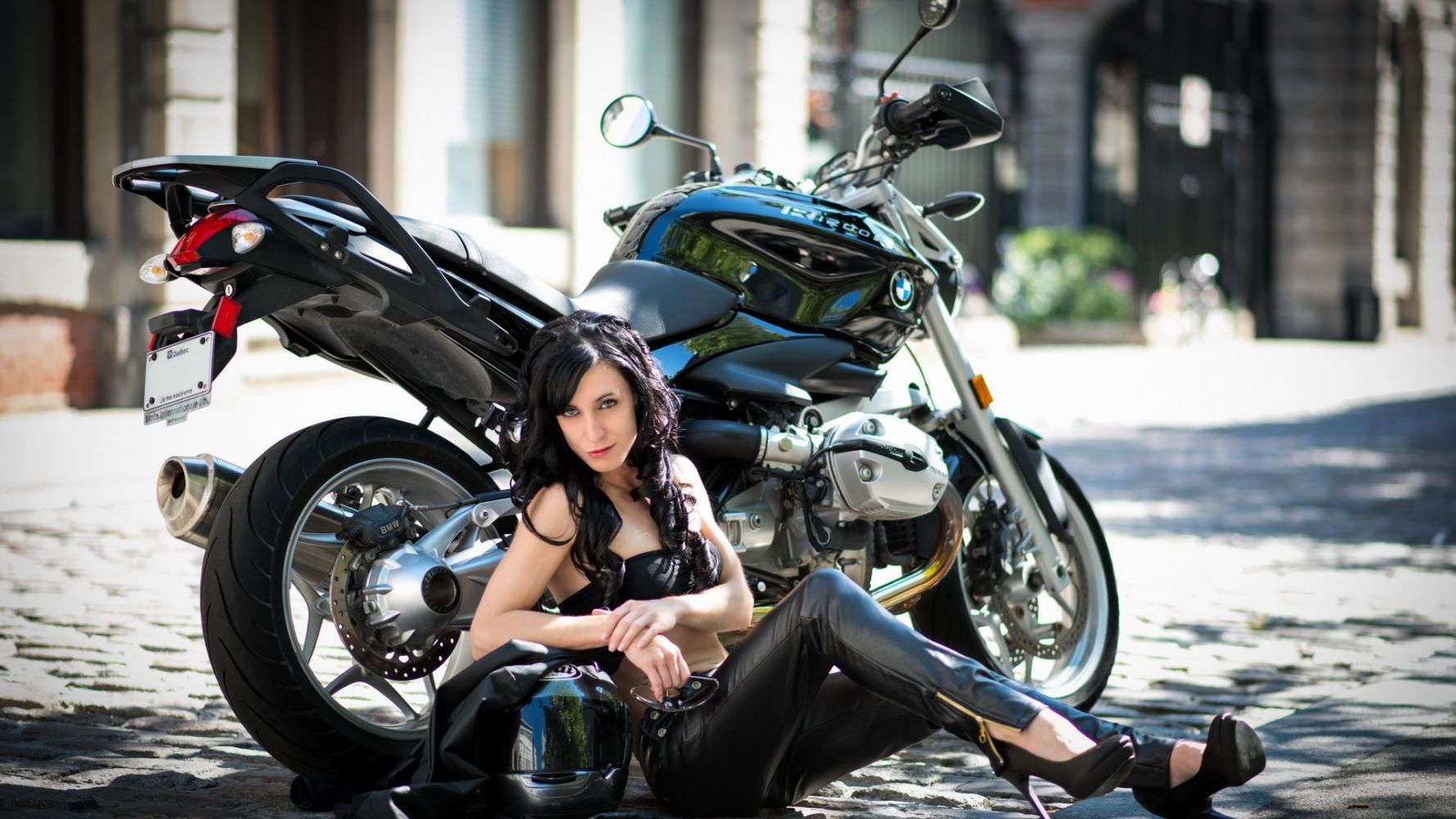 European women on bikes in Toluca de Lerdo